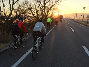 綺麗な朝陽に向かって走りましょう！